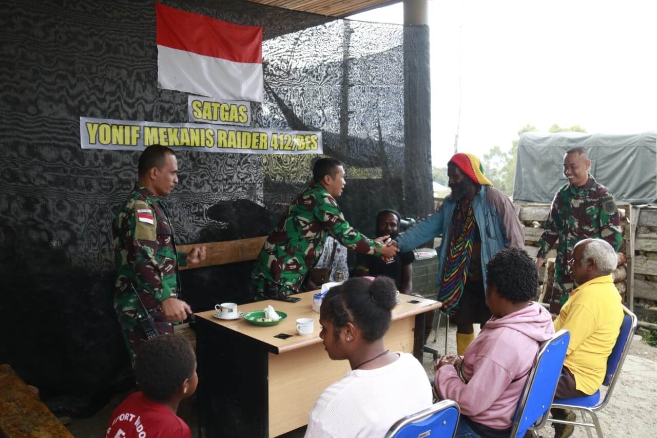 Perayaan Idul Fitri, Satgas 412 Kostrad Berbagi Bersama Masyarakat Pedalaman Papua